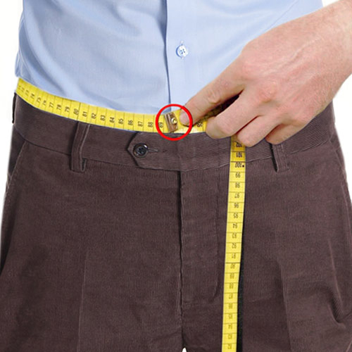 Hosenbund: Legen Sie das Massband um die gewünschte Bundhöhe. Am besten tragen Sie hierfür eine Hose auf der gewünschten Tragehöhe. Dadurch können Sie um die Bundoberkannte Ihrer Hose messen. Achten Sie bitte darauf, dass das Massband gleichmässig um den Bund liegt. Am besten geht dies vor einem Spiegel. Falls Sie den Hosenbund etwas weiter/enger haben möchten, halten Sie das Massband entsprechend etwas lockerer/enger. 